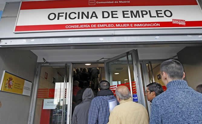 El paro baja en 83.599 personas en abril, su tercer mejor registro en este mes desde 1996