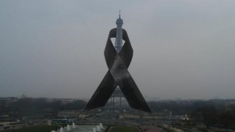 El Colegio de Abogados de Madrid guarda un minuto de silencio frente a su sede en repulsa por los ataques terroristas de Paris