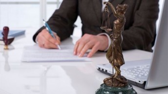 Condenada por dejar solas a sus tres hijas de corta edad durante días en Oviedo